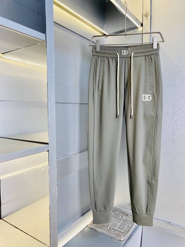 Official website original stock, fits up to 220 lbs. Dolce & Gabbana Dg. Simple