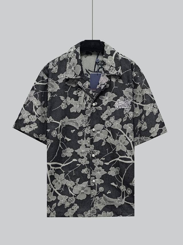 New Arrival This short-sleeved black denim shirt is crafted from 1V Waves jacqua