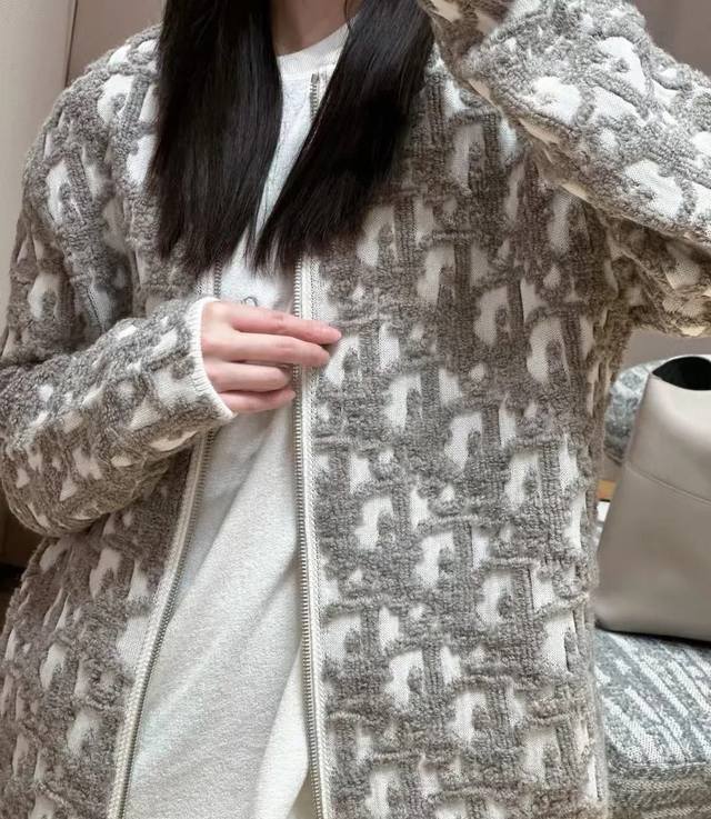 Cd jacquard cardigan, official price p26070 . The wool fabric is a 16-count dou