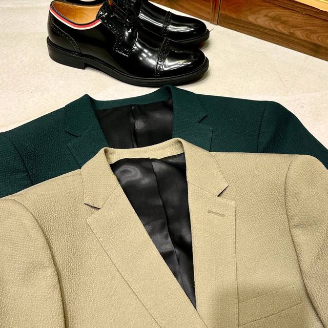 Original Color, Customer-Supplied Seersucker Fabric, Stylish Short Lapel Design,