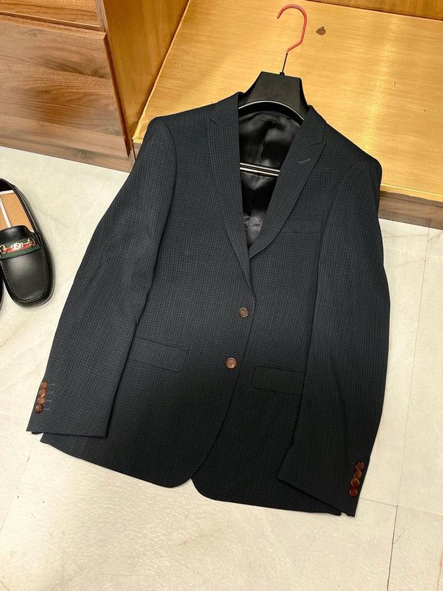 Imported seersucker fabric! Stylish small peak lapel design with unique texture