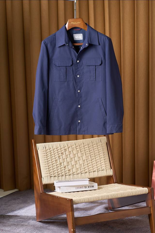 Autumn's Finest Choice: Minimalist Jacket with Exquisite Details This jacket fea