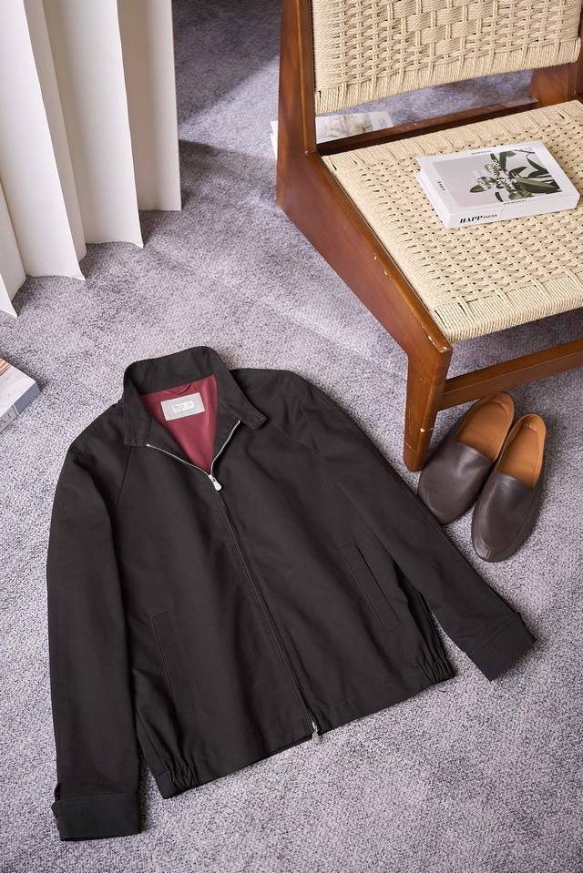 A blend of luxury and elegance, a refined choice showcasing Italian craftsmansh