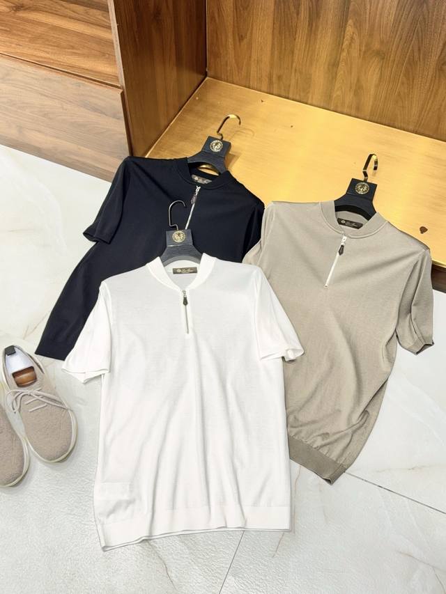 Finally! This short-sleeved polo shirt with a zip-up stand-up collar and simple