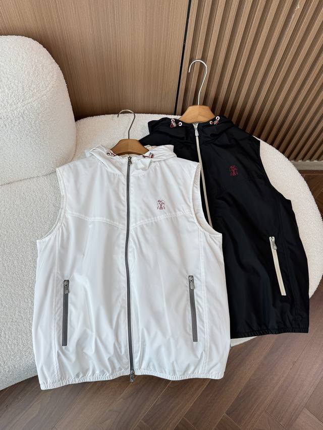 Fit: Straight-cut, slim and neat, this hooded vest with a zipper closure offers