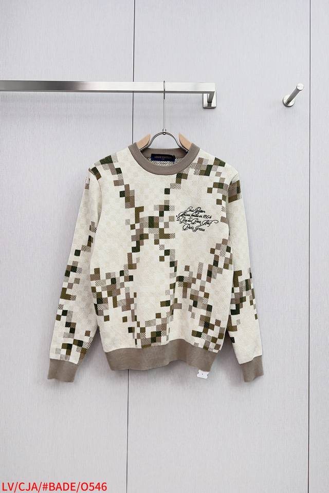 O546 Louis Vuitton Camouflage Snake Year Pullover Sweater. Made of heavyweight p