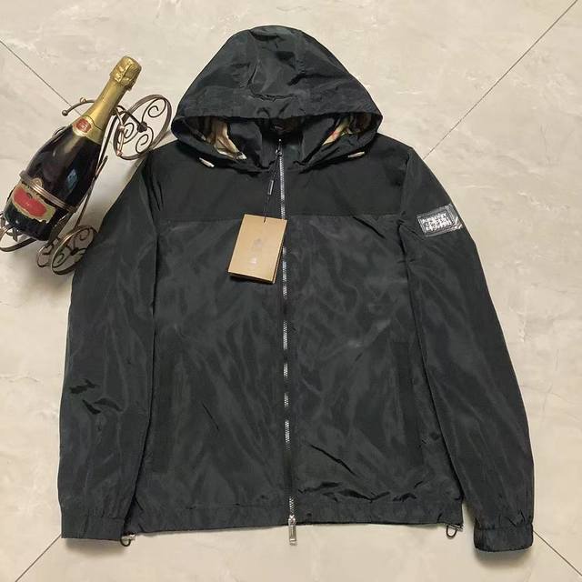 New Arrival Burberry 2025 Latest Casual Hooded Jacket. This stylish hooded jacke