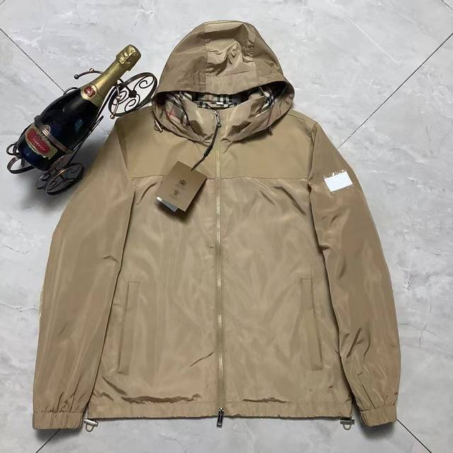 New Arrival Burberry 2025 Latest Casual Hooded Jacket. This stylish hooded jacke