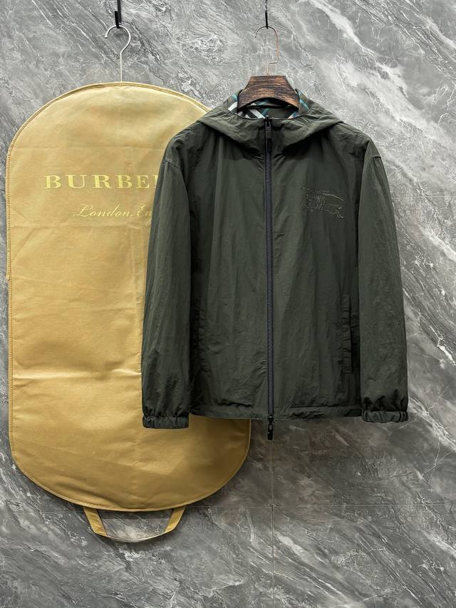 C44 - Burberry New Reversible Jacket (Official Website Synchronization). Made wi