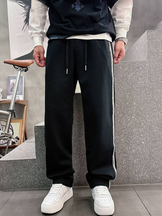 Dior 2025 Fall/Winter New Casual Pants. Features classic hardware, leather tag,