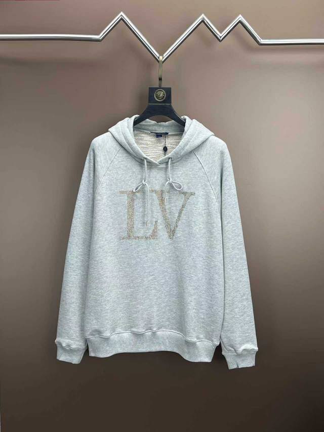 Lu Size: S-XL This hoodie is made of twill cotton and pays homage to the long-st