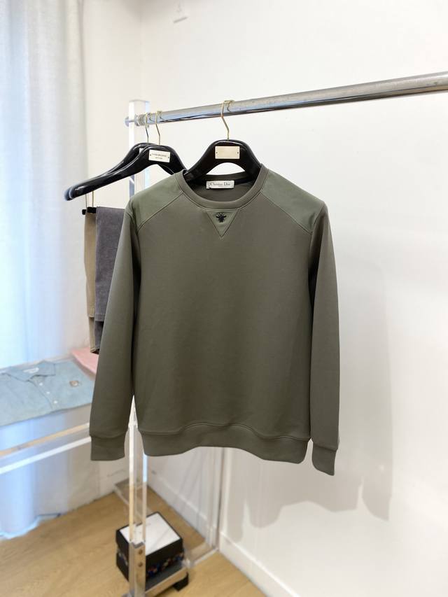 Dior, 2025 latest sweatshirt, stylish and chic, with an exquisite embroidered l