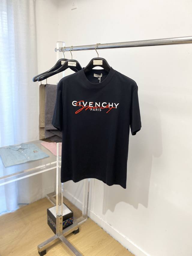 Givenchy, 2025 latest short-sleeved T-shirt, stylish and chic, featuring a prem