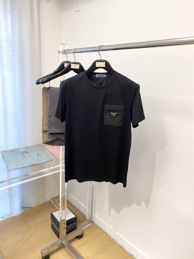 Prada, 2025 latest short-sleeved T-shirt, stylish and chic, featuring a triangu