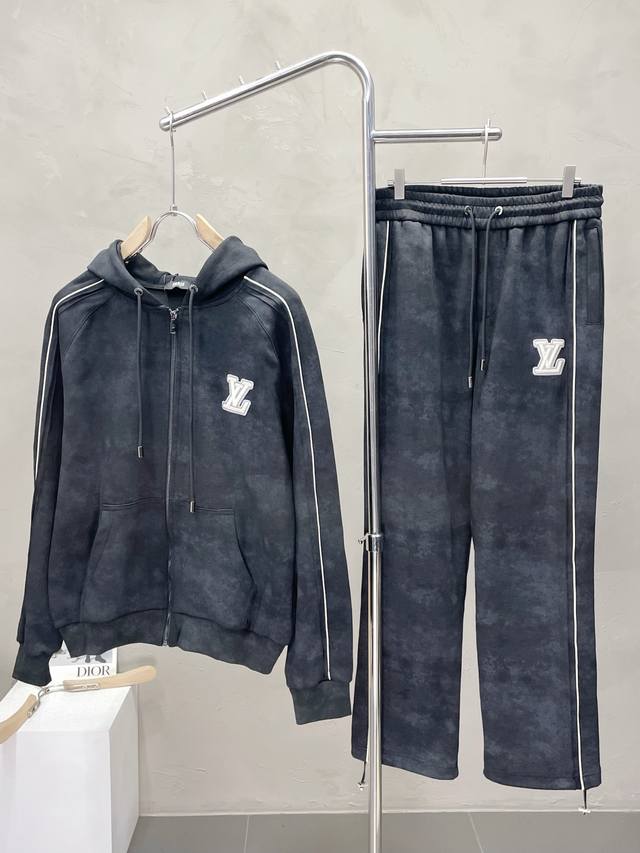 . Exclusive Louis Vuitton boutique-style suit, this new set exudes luxury! Exqui