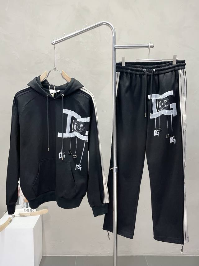 . Exclusive Dolce & Gabbana new boutique-style suit, exuding luxury! Exquisite d