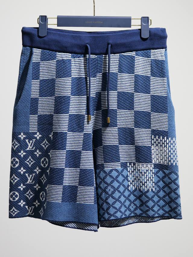 Different from standard New Arrival This 3-color jacquard knit crew neck top is