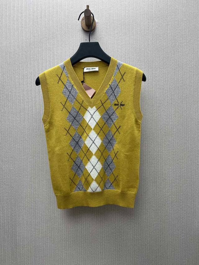 The new Miu Miu 25Ss diamond pattern adds a playful elegance to the exquisite c