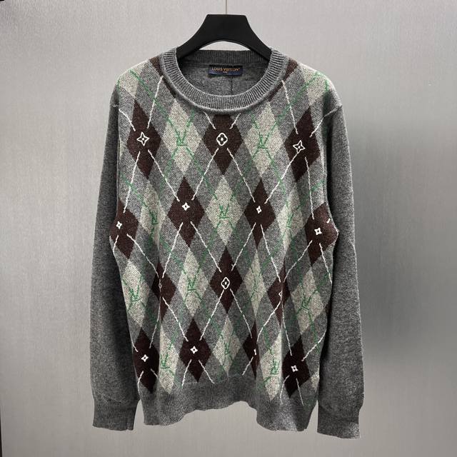 Lu Diamond Pattern Embroidered Crew Neck Shirt Size: S-XL This long-sleeved crew