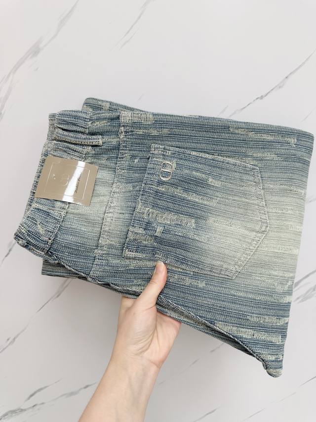 Available simultaneously on the Dior official website and in boutiques. A top-q