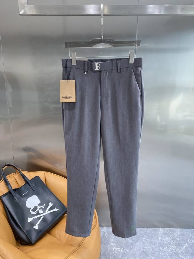 Burberry trousers, exquisite details exude style. The trousers have a superb cu
