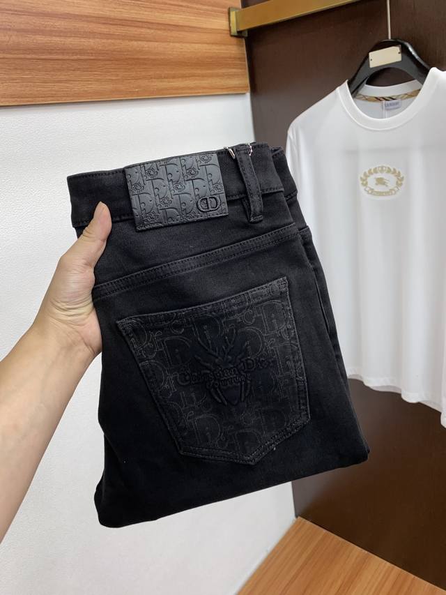 Dior 2025 Spring/Summer New Casual Jeans. Clean and crisp cut, full of urban st