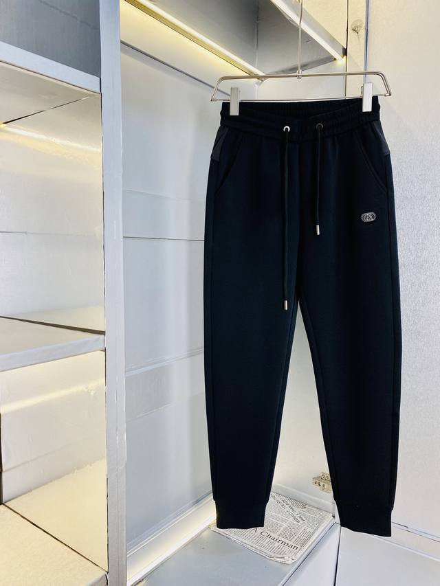 Official website original stock, fits up to 220 lbs. Valentino, simple and styl