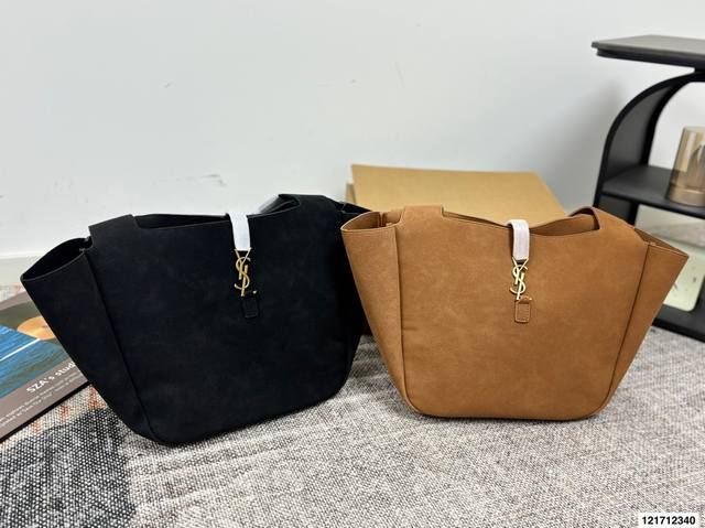 Comes with gift box. Saint Laurent new tote bag. Size: 32.27cm. A must-have for