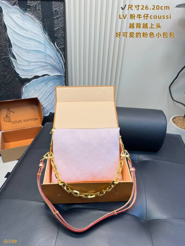 Comes with a full gift box. Size 26.20cm. Lv25Ss New Light Pink Denim Coussin.