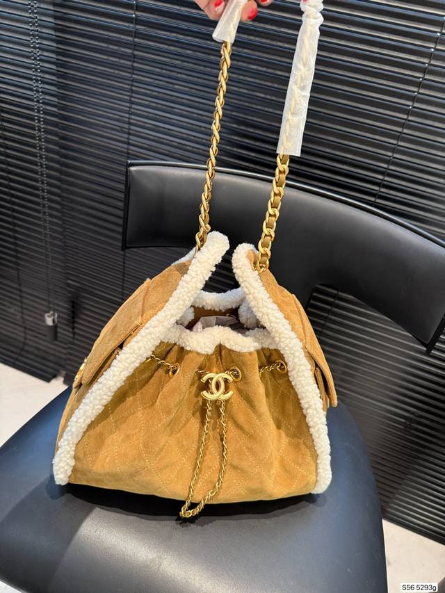 The long-awaited Chanel suede tote bag! Stylish and incredibly practical, it's