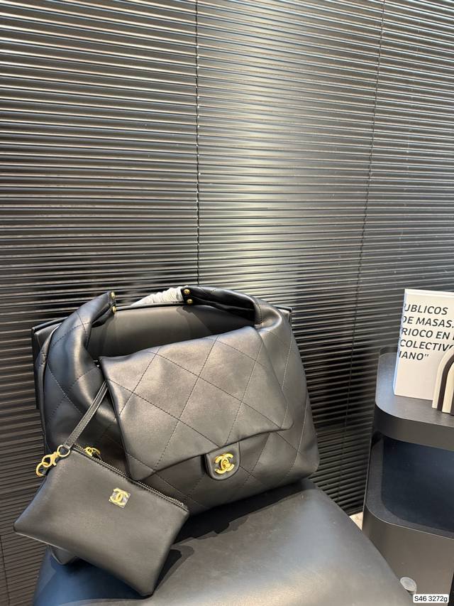 Chanel underarm bag, genuine leather Chanel tote bag. A classic design with a g