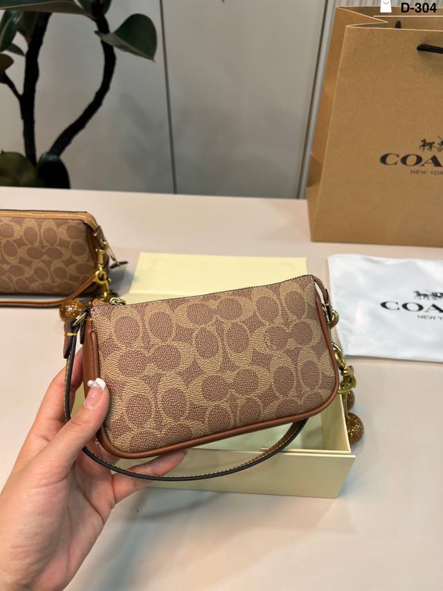 Small D-304 with pendant. Size: 18