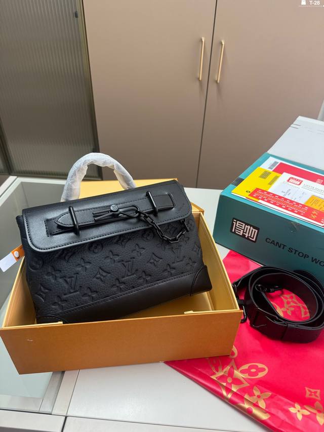 LV Men's Messenger Bag, Cowhide Leather, Steamer Messenger Bag. The structure an