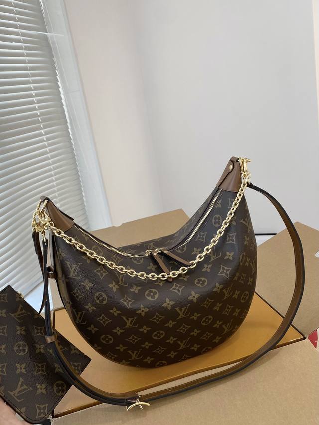 Comes with a folding gift box. Size 39*26. Is the LV runway Loop Hobo bag what