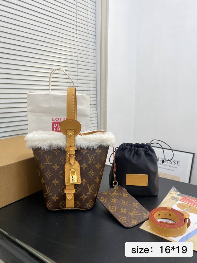 Comes with a folding box ( ) Size 16*18 My guess for this LV new release is the