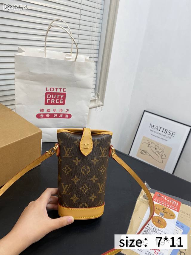 Comes with a folding airplane case Size 7*11 LV French Fries Bag Phone Bag Chip