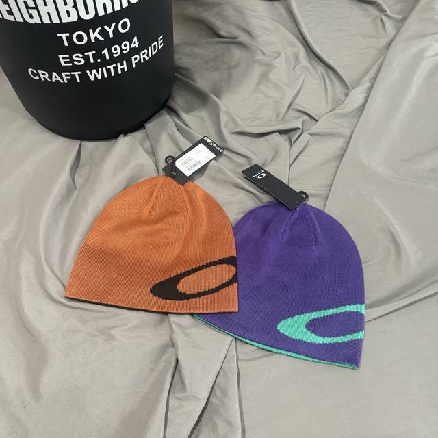 Added orange and purple colors. Oakley jacquard beanie with large logo