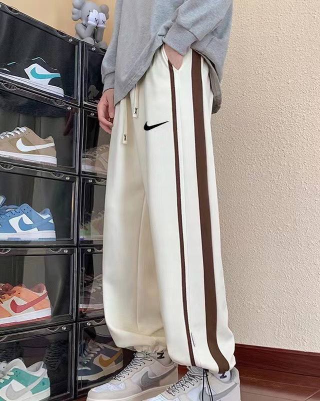 New Arrival! Nike 24Ss two-stripe swoosh casual couple sweatpants. A hot item on