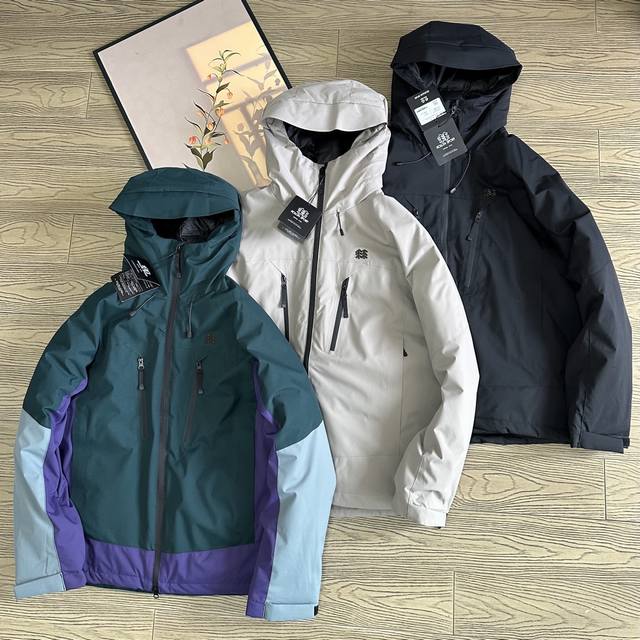 Kolon Sport Couple's Warm and Windproof Cotton Jacket/Outerwear. Made with Gore-