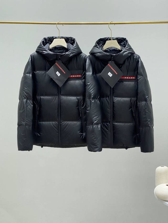 Prada Autumn/Winter Red Label New Down Jacket! Features a casual stand-up colla