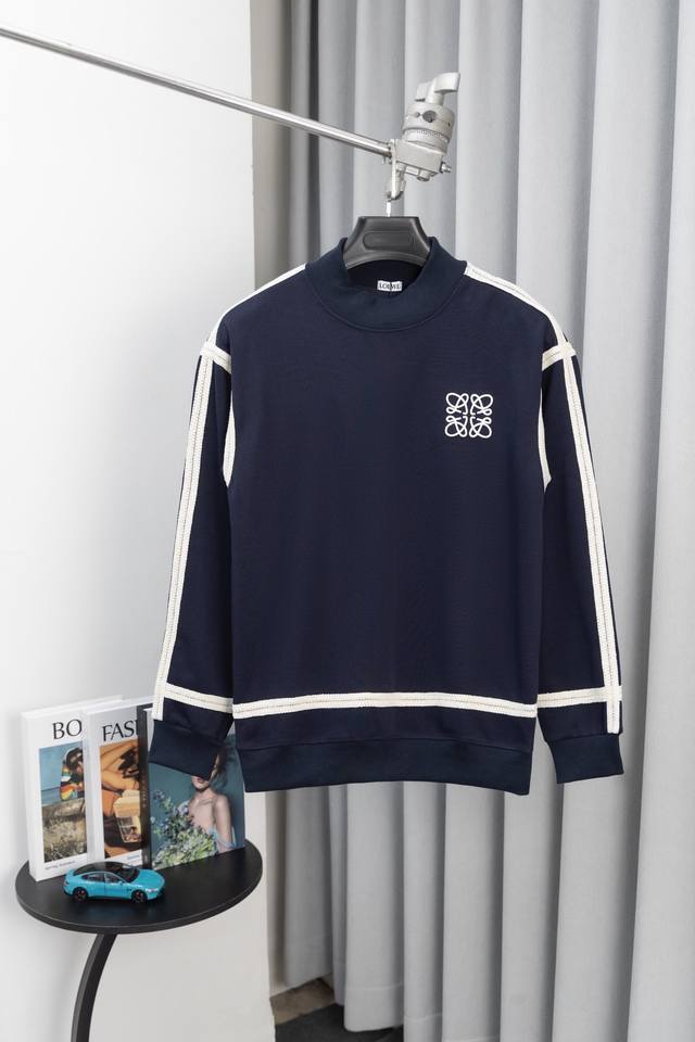 Loewe lace-trimmed embroidered logo crewneck sweatshirt. Made of 400g terry clot