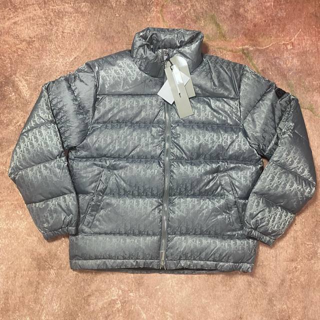 Cd Dior's all-over print short-sleeved statement print reshapes winter fashion T