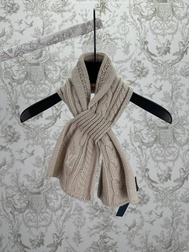 Louis Vuitton 25Ss New Only Lv Mini Cable Scarf. This scarf features sheep's wo