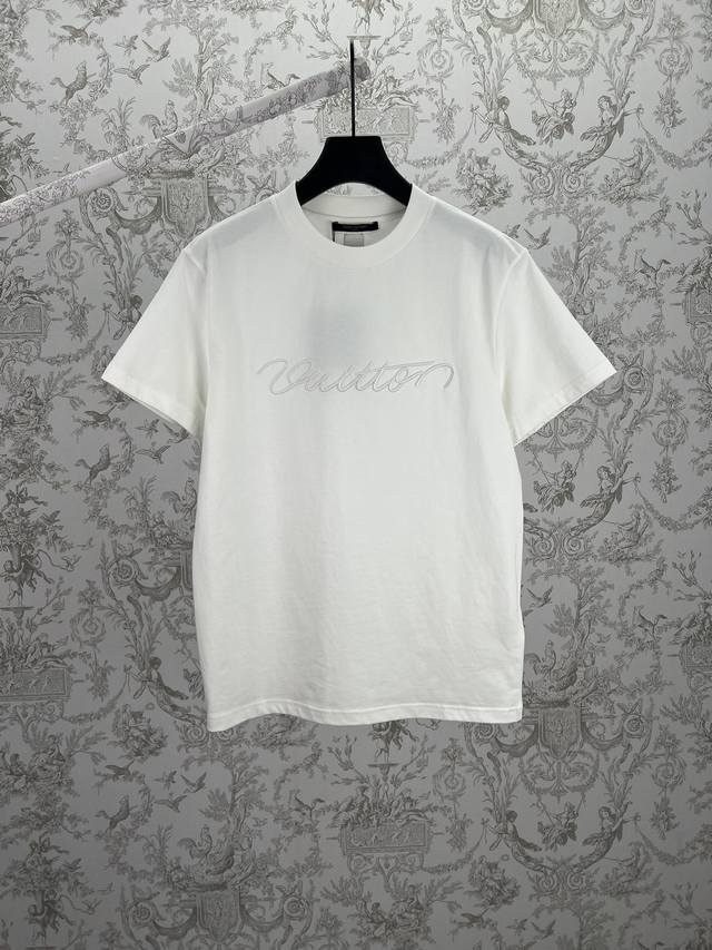 New Vuitton 25Ss Decorated Short-Sleeve T-Shirt. A classic T-shirt, easy to wea