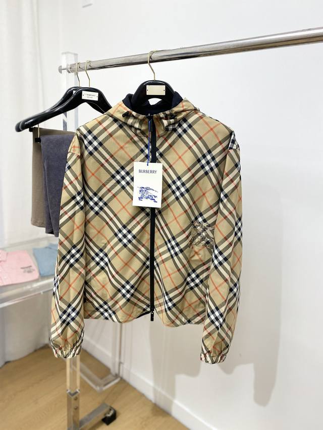 Burberry, 2025 New Reversible Jacket, stylish and chic, with an embroidered rhi
