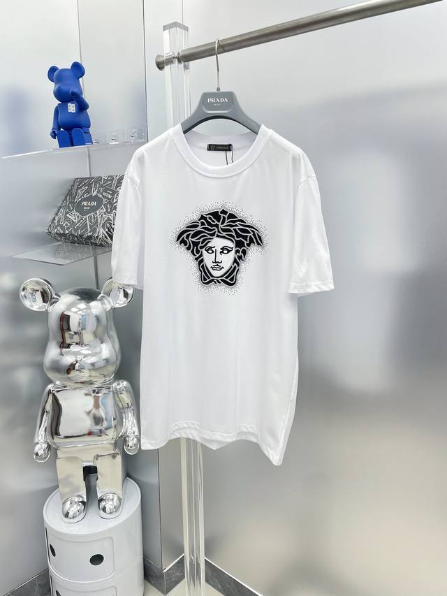 Vers*2025 Summer New Medusa Rhinestone Print Logo Short-Sleeve Tee. Available in