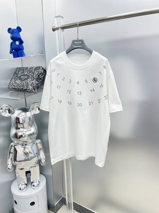Mm6 Margiela 2025 Summer New Calendar Rhinestone Number Logo Short-Sleeve Tee. A