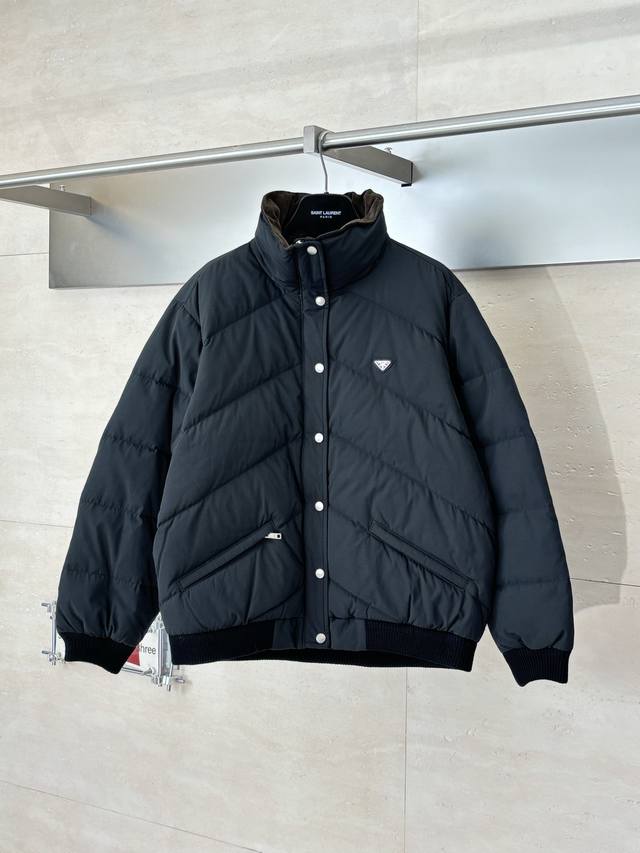 prada* Prada 25Fw New Triangle Logo Stand Collar Down Jacket The fabric is made