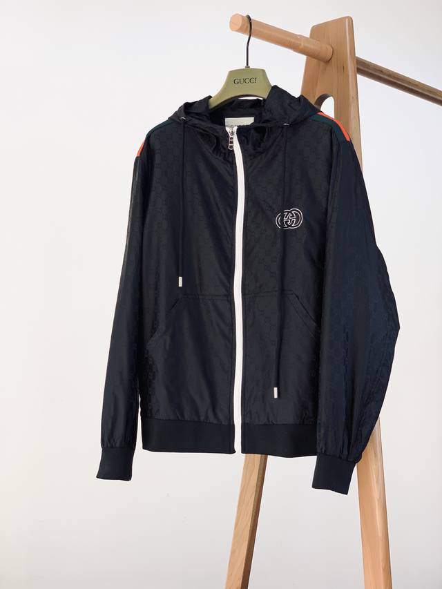 Gucci 2025 Autumn/Winter New Arrival. This hooded jacket features a subtle patte