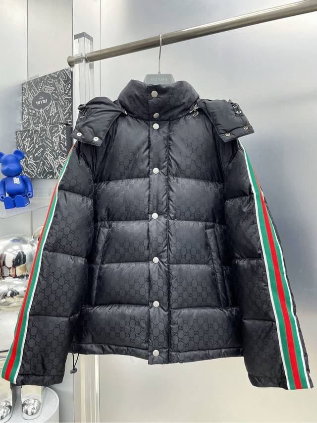 Gucci 2025 Autumn/Winter New Pocket Metal Triangle Label Down Jacket. This jacke